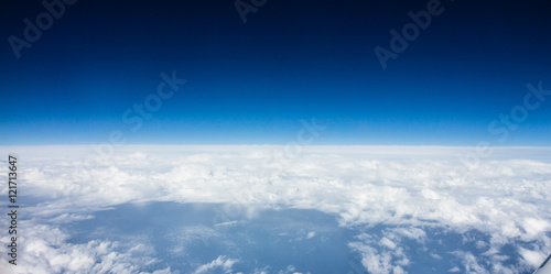 Luftaufnahme von weißen Wolken und blauem Himmel