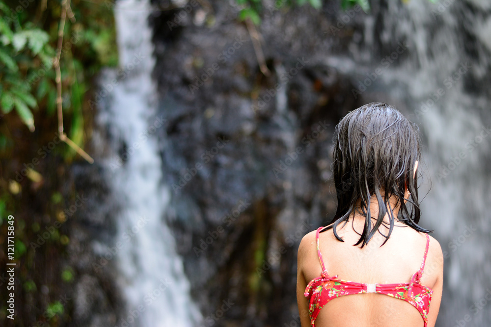 A garota na cachoeira A garota na cachoeira