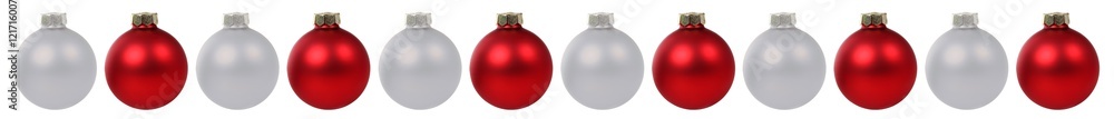 Weihnachtskugeln Weihnachten rot silber in einer Reihe Freistell Weihnachtskugeln Weihnachten rot silber in einer Reihe Freistell