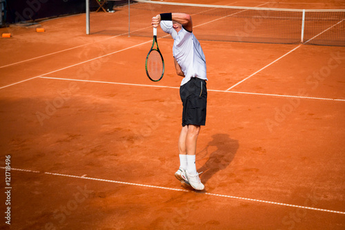 Zawodnik na korcie tenisowym © duncaen