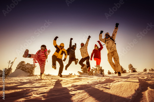 фотографія Snowboarders posing on blue sky backdrop in mountains
