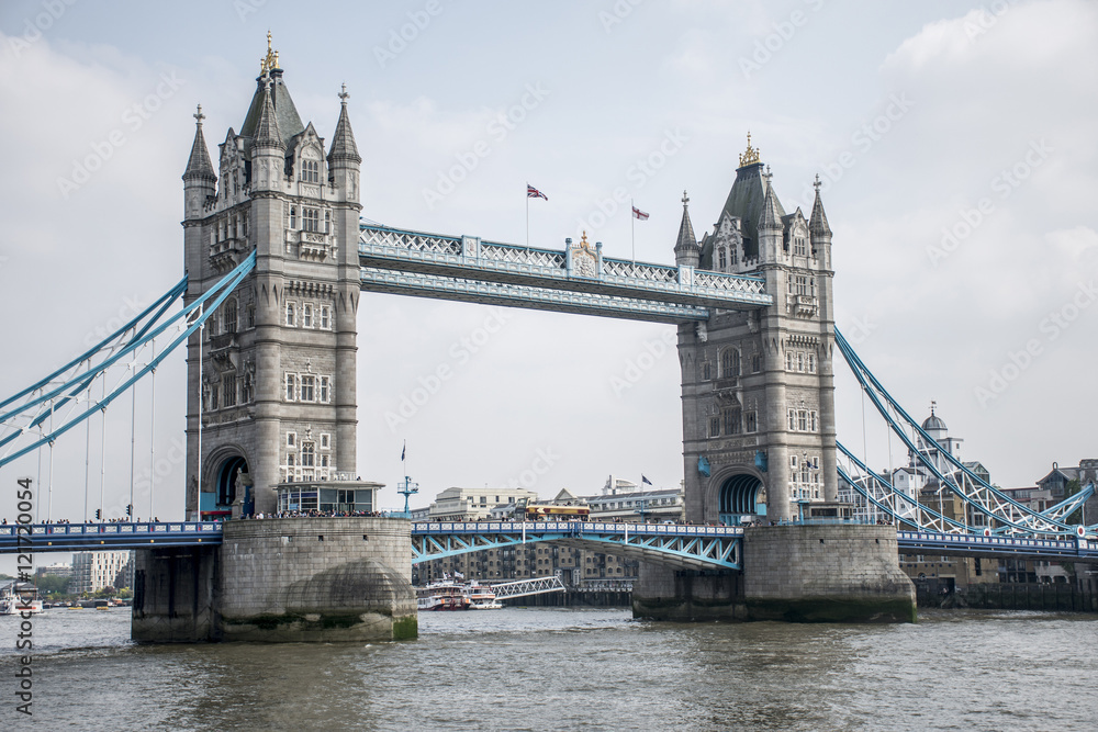 Fototapeta premium London City historyczny duży most Tower w słoneczny dzień