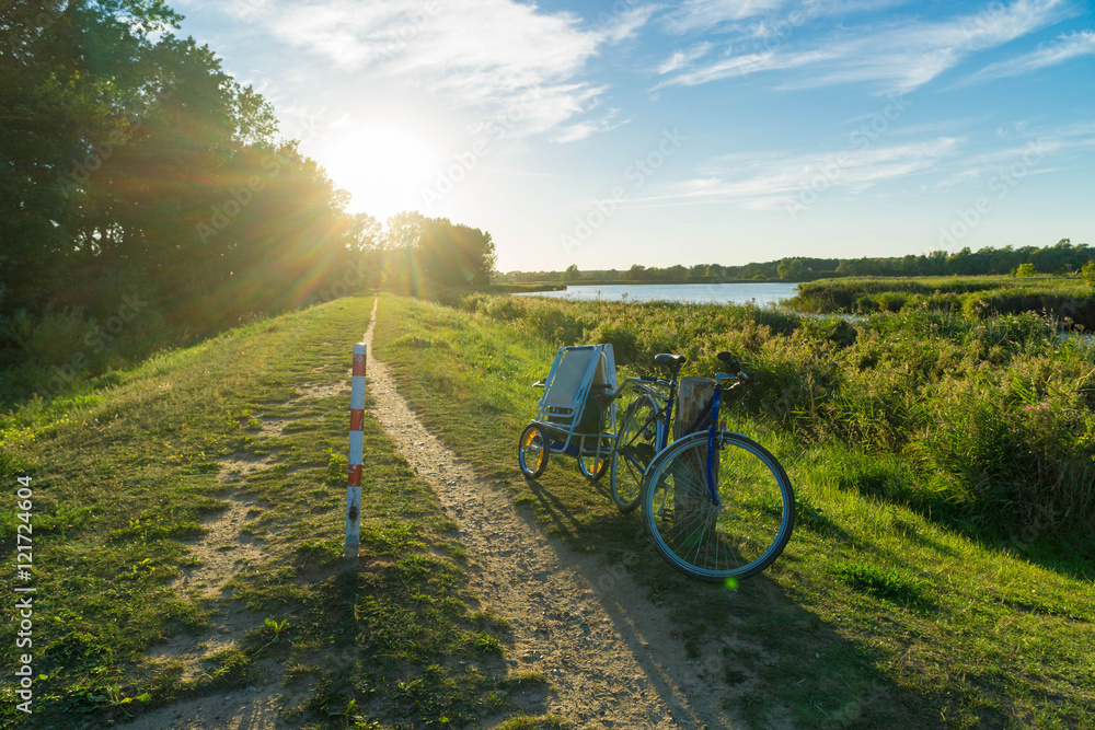 Fototapeta premium Fahrrad auf einem Deichweig