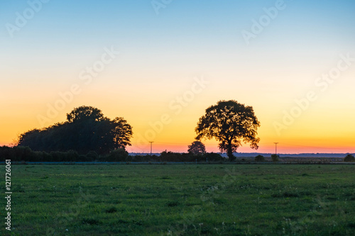 Abendhimmel   ber einem Feld