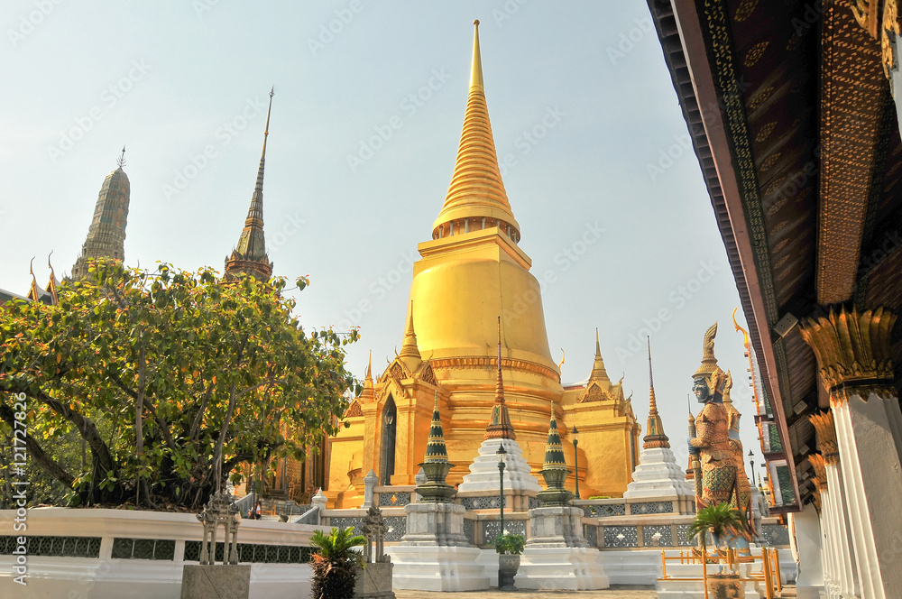 Fototapeta premium Grand palace and Wat phra keaw in Bangkok, Thailand
