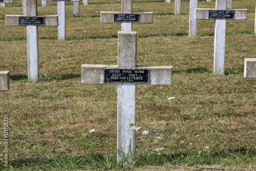 Commonweatlth war Graves. Tombes de guerre Commonwealth. Cimetire militaire Franais comprenant 328 tombes de ColumŽriens, d'Anglais, Hollandais et d'Africains morts pour la France en 1914-1918.