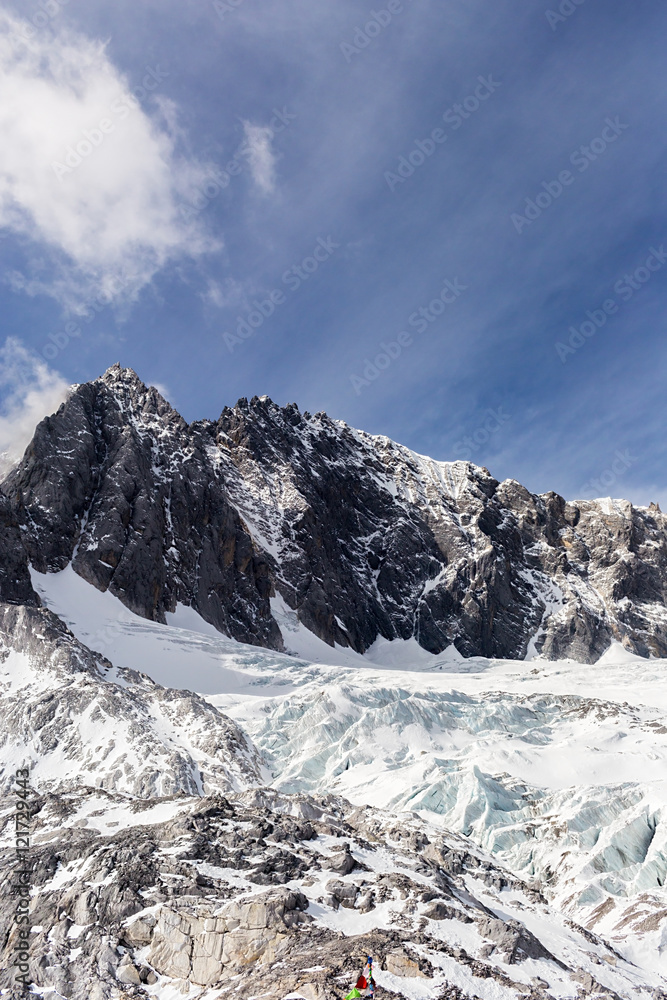 Obraz premium Mountain landscape in Jade Dragon Snow Mountain (Yulong Snow Mountain) located at Lijiang, Yunnan, China.