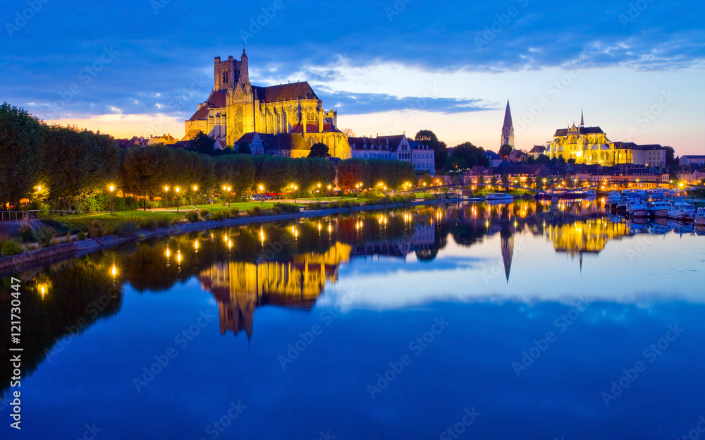 Auxerre, les bords de l'Yonne la nuit, cathédrale Saint-Étienne, abbaye Saint-germain,   Bourgogne-Franche-Comté,