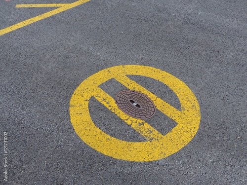 Großflächig markierter Hydrant auf dem grauen Asphalt eines Parkplatz Auf dem Messegelände der Köln Messe im Stadtteil Deutz in Köln am Rhein in Nordrhein-Westfalen photo