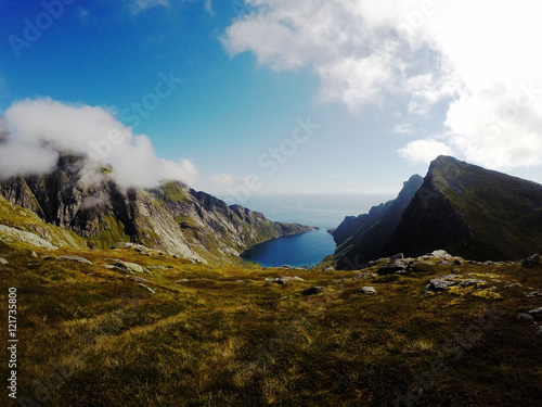 Fjord de Norvège entre les montagnes et sommets photo