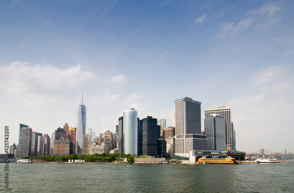 Obraz premium Manhattan Skyline view with Staten Island Ferry Whitehall Termin