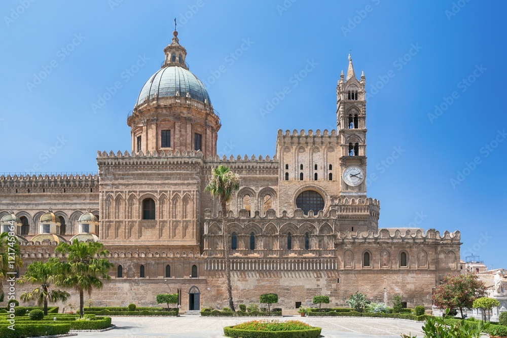 Fototapeta premium Palermo Cathedral (Metropolitan Cathedral of the Assumption of Virgin Mary) in Palermo, Sicily, Italy. Architectural complex built in Norman, Moorish, Gothic, Baroque and Neoclassical style.