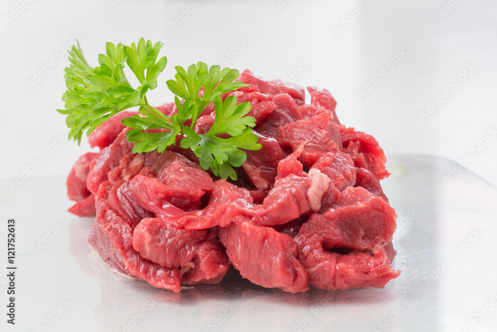Obraz premium Vorbereitung für das Kochen mit Gästen - frisch geschnittenes Rindfleisch