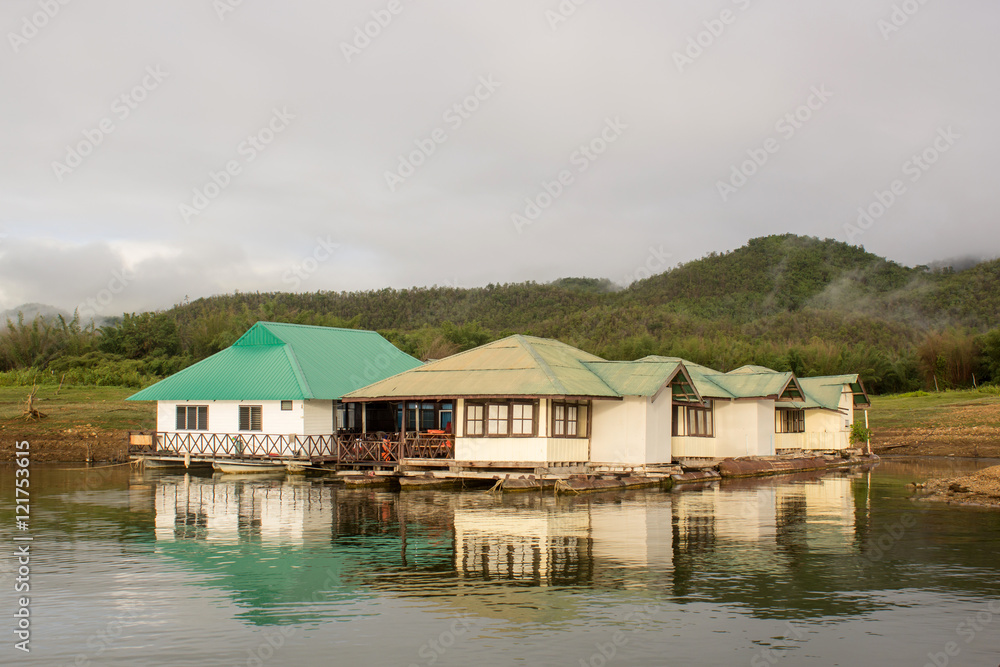 Fototapeta premium houseboat in lake and green mountain background