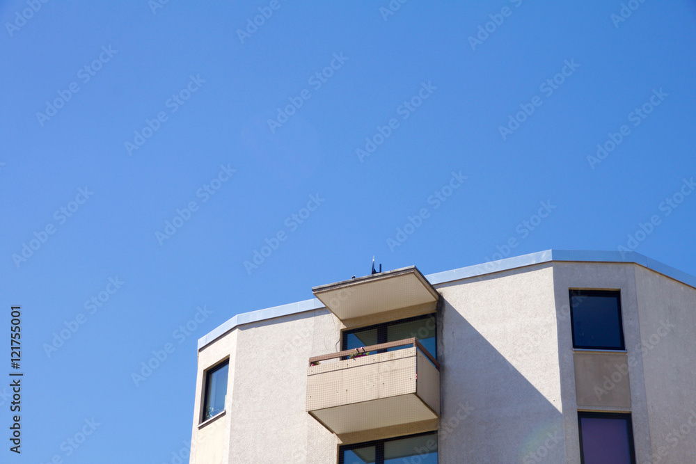 Blick auf Apartment-Haus mit Balkon und blauem Himmel. Bild hat Textfreiraum. Blick auf Apartment-Haus mit Balkon und blauem Himmel. Bild hat Textfreiraum.