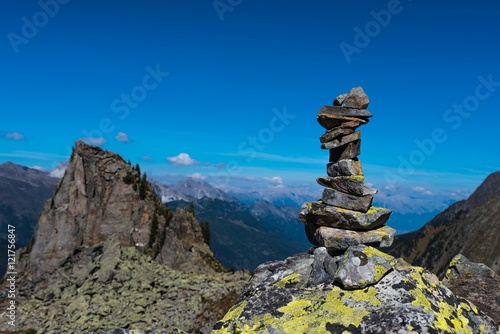 Steinmandl am Glücksgrat in den Stubaier Alpen mit Rotspitzl im Hintergrund © driendl