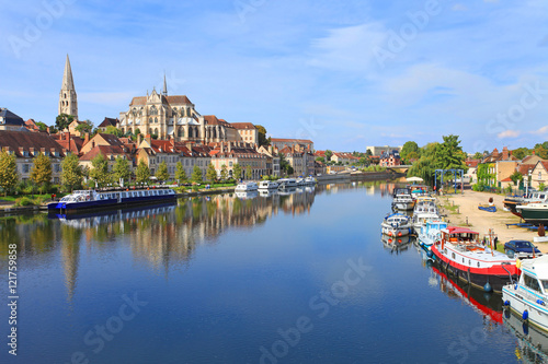 Auxerre, bords de l'Yonne, abbaye Saint-germain,   Bourgogne-Franche-Comté,  photo