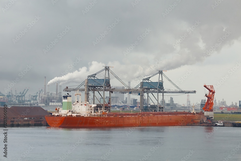 Unloading a huge ship