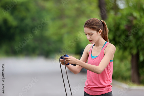 Young woman with skipping r...