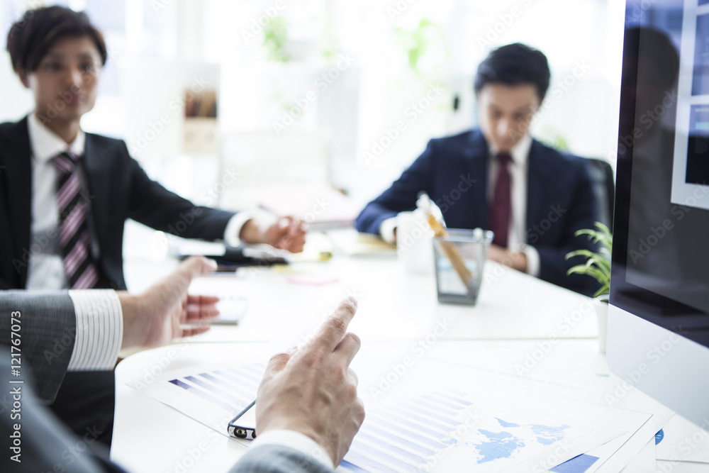 Fototapeta premium Scena biura trzech biznesmenów