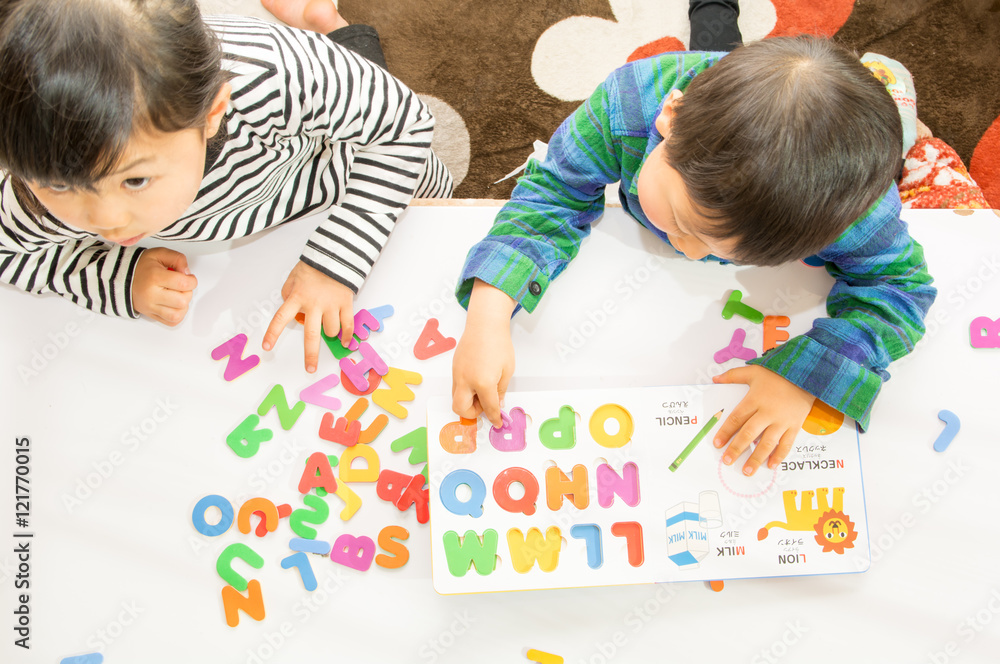 Fototapeta premium 二人で英語の勉強