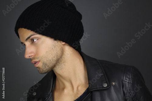 Obraz na plátně Portrait d' un jeune homme portant un bonnet