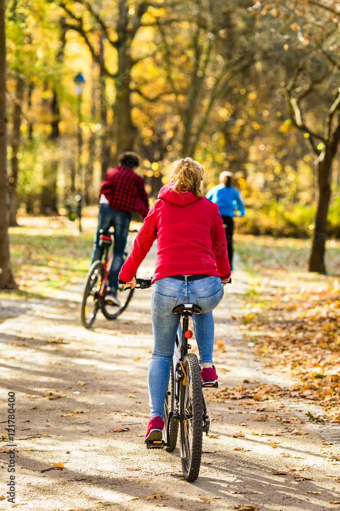 Naklejka premium Healthy lifestyle - people riding bicycles in city park 