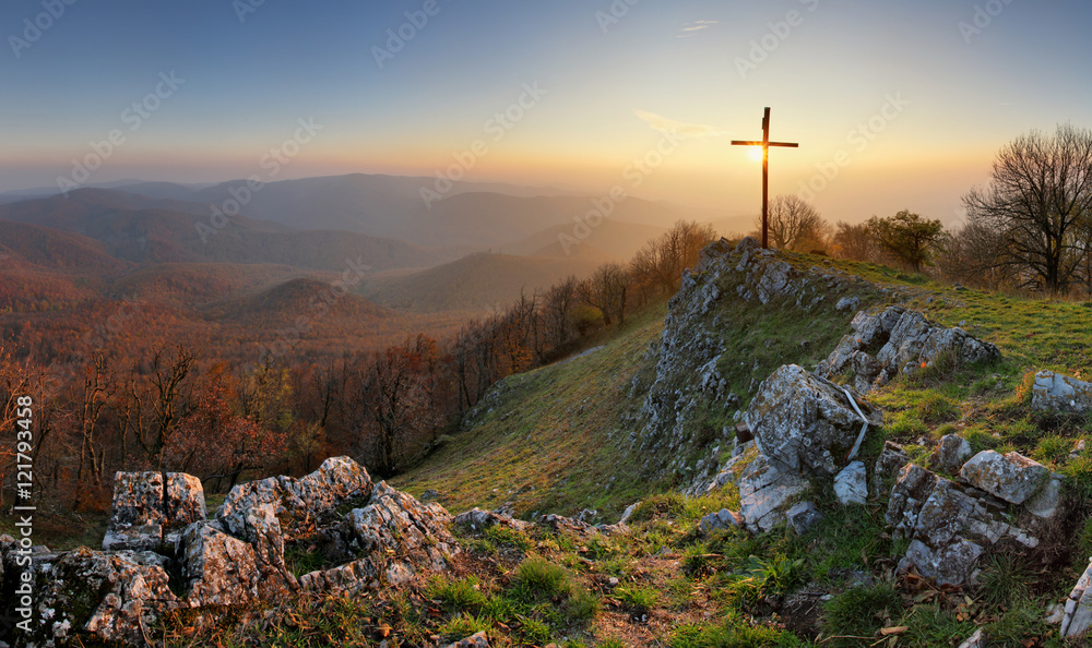Naklejka premium Jesienna halna panorama w Małym Karpaty z krzyżem