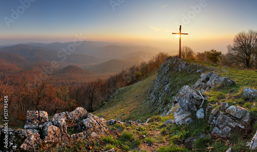 Fotografia Autumn mountain panorama in Small Karpaty with cross