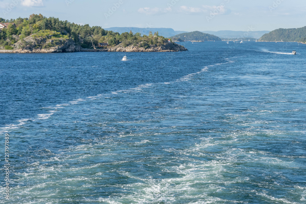 Schiff im Fahrwasser