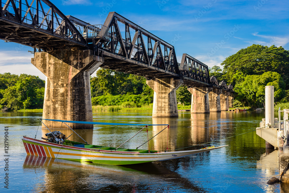 Naklejka premium Kanchanaburi (Tajlandia), Most na rzece Kwai