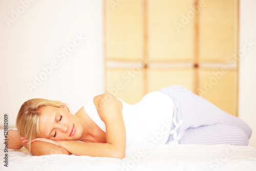 Frau schläft im Bett