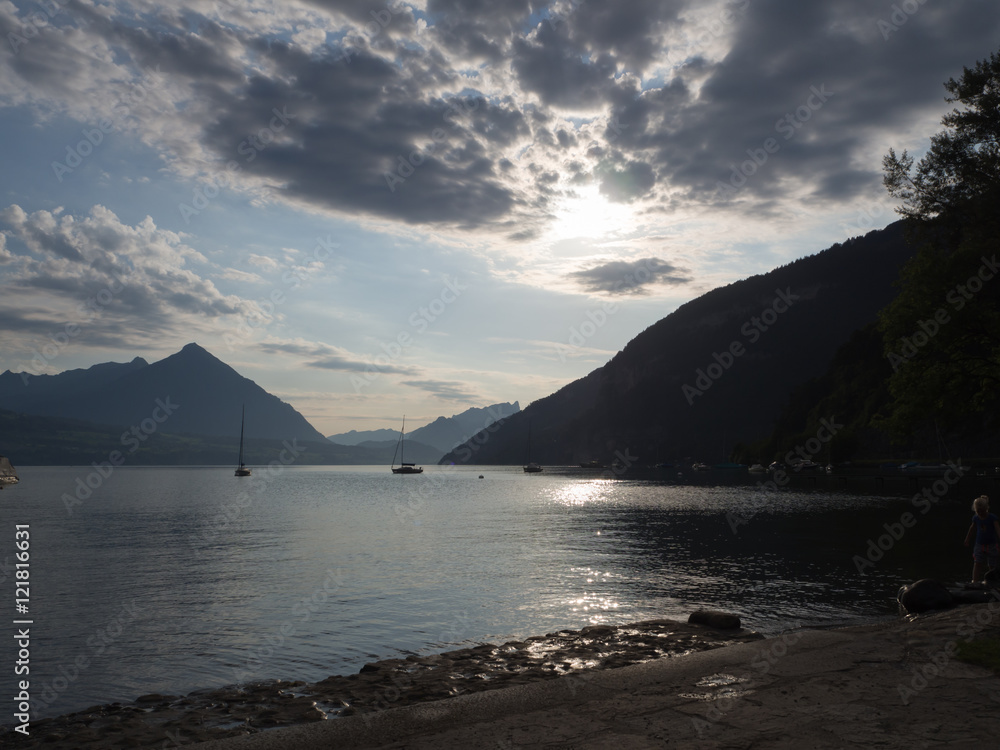 Puesta de sol en Interlaken, Suiza, a orillas del lago Thunersee OLYMPUS DIGITAL CAMERA