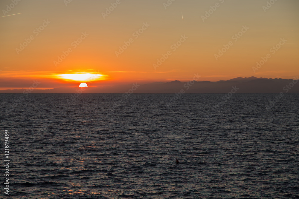 Obraz premium Scenic view of beautiful sunset above the sea