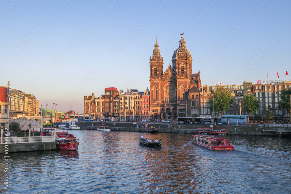 Bunte, sich im Wasser spiegelnde Kirche in Amsterdam, Abendsonne Bunte, sich im Wasser spiegelnde Kirche in Amsterdam, Abendsonne