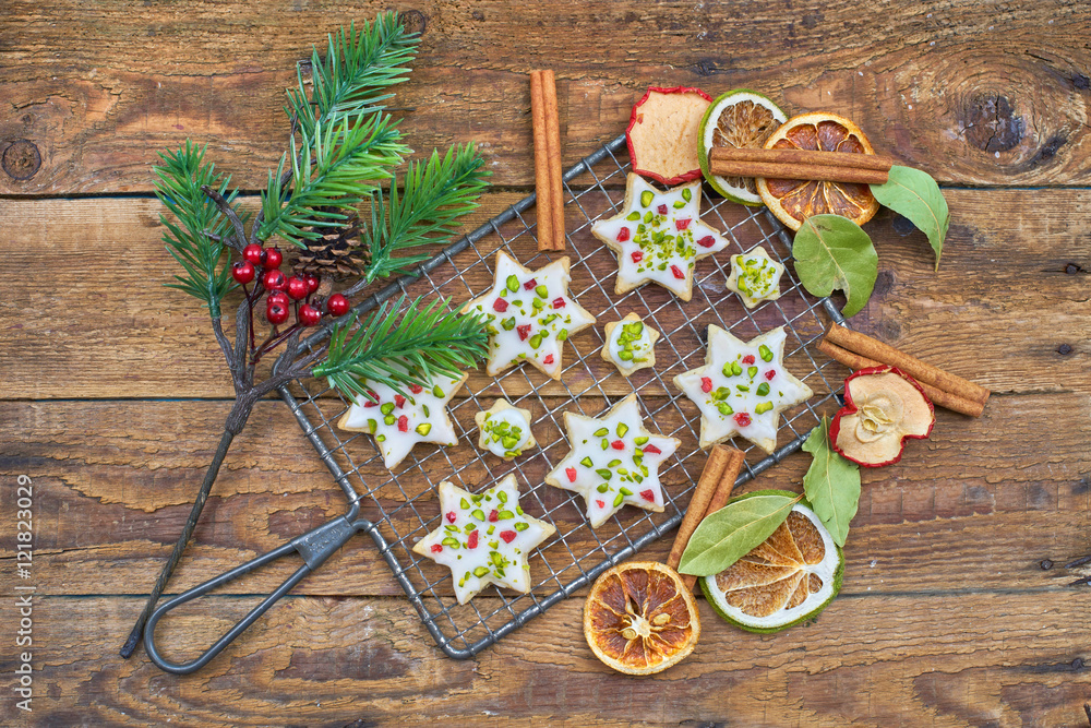 leckere Weihnachtsplätzchen mit weihnachtlicher Dekoration Stock-Foto