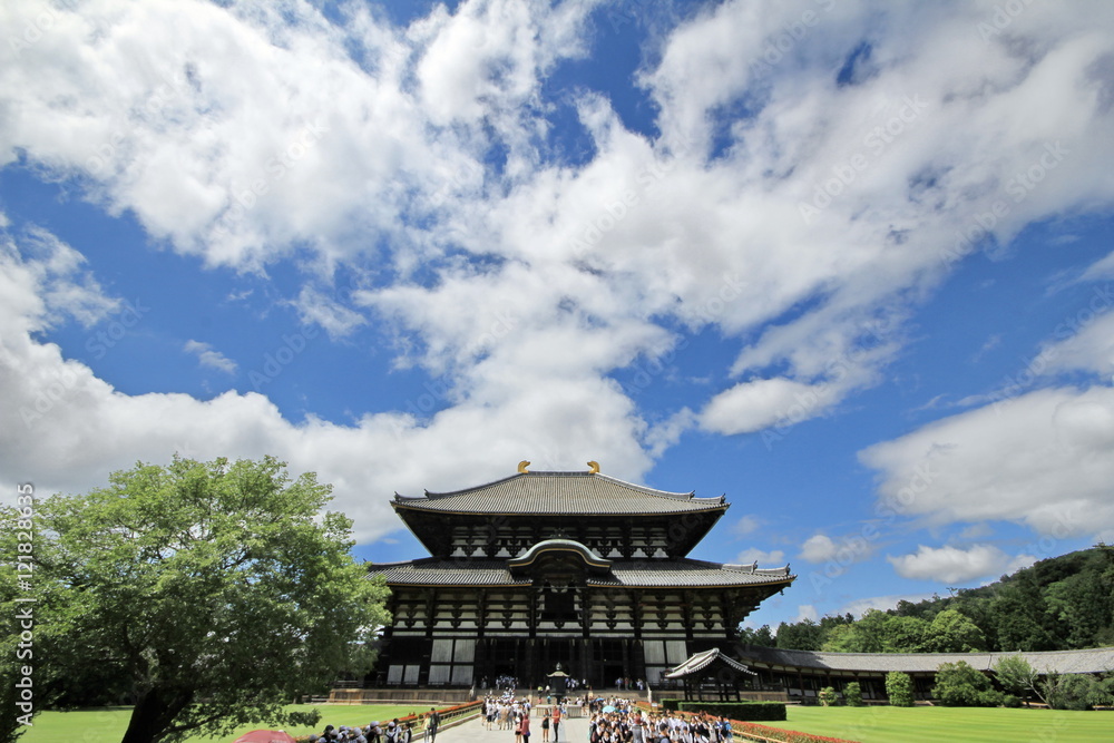 Fototapeta premium Student enjoy the field trip at Todiji temple in bright sky day. The Daibutsuden is the world's largest wooden building ,Nara, Japan.