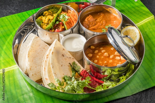 インドの一般的なカレーランチ ミールズ chapati and curry lunch