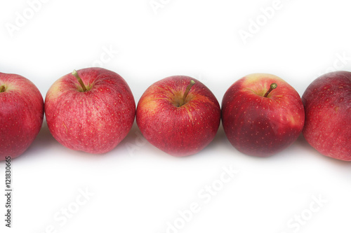 mele rosse in fila isolate su sfondo bianco photo