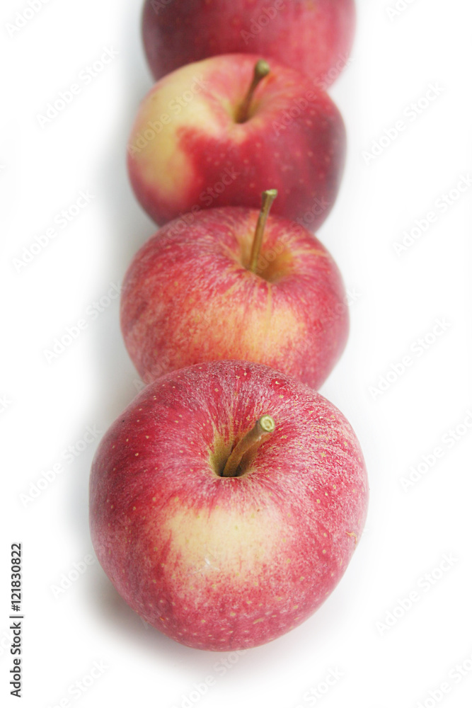 mele rosse in fila isolate su sfondo bianco