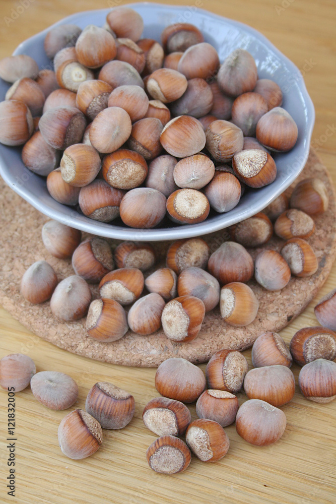 nocciole intere isolate su sfondo bianco