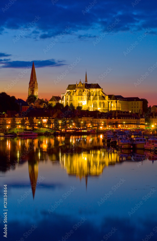 Auxerre, les bords de l'Yonne la nuit, abbaye Saint-germain,   Bourgogne-Franche-Comté, 