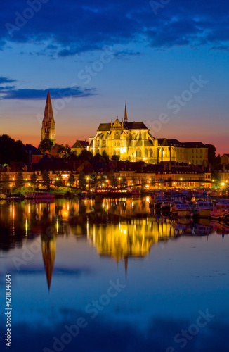 Auxerre, les bords de l'Yonne la nuit, abbaye Saint-germain, Bourgogne-Franche-Comté, 