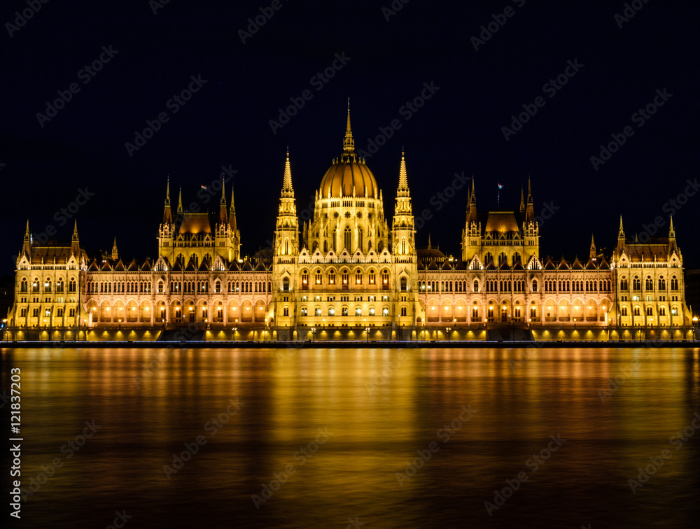 Parlament von Budapest bei Nacht