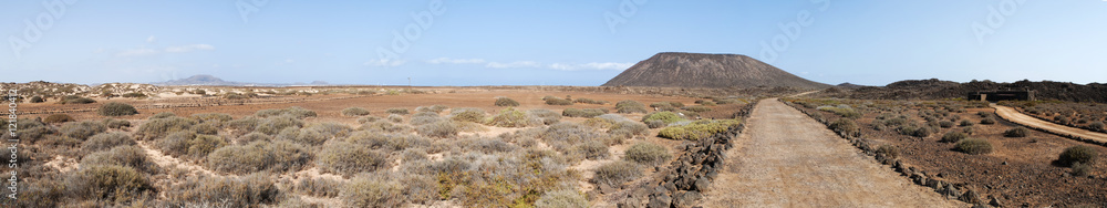 Fuerteventura, Isole Canarie: il sentiero per la cima del vulcano Caldera sull'isolotto di Lobos il 4 settembre 2016 Fuerteventura, Isole Canarie: il sentiero per la cima del vulcano Caldera sull'isolotto di Lobos il 4 settembre 2016