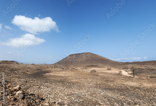 Fuerteventura, Isole Canarie: il sentiero per la cima del vulcano Caldera sull'isolotto di Lobos il 4 settembre 2016