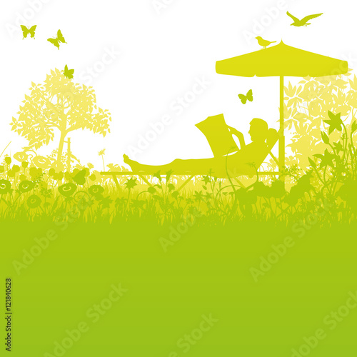 Gartenliege und Erholung im Garten unterm Schirm