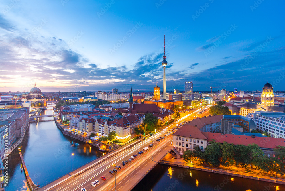Obraz premium Panorama Berlina wieczorem z Fischerinsel z widokiem na Alexanderplatz i Fersehturm