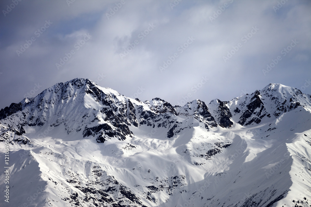 Obraz premium Sunlight winter mountains and sky with clouds