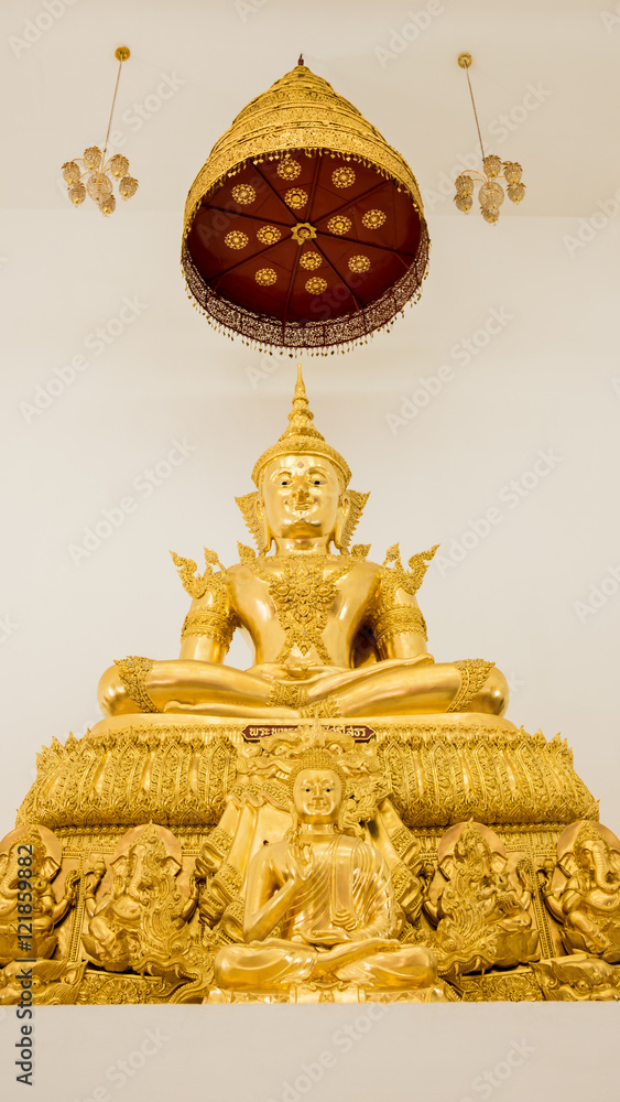 Fototapeta premium Detail of Buddha gold statues decorating the Buddhist temple in Wat Hin Thaen Lamphachi temple (Temple public) . Kanchanaburi ,Thailand
